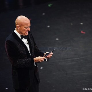 Claudio Bisio legge i messaggi (Foto Duilio Rizzo)