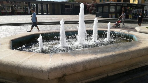 Sanremo: riparato l'impianto, tornata a funzionare regolarmente la fontana di piazza Colombo (Foto)