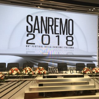 I fiori di Sanremo sul banco della sala stampa