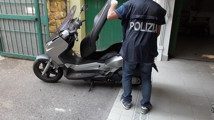 Sanremo: sequestrati dalla Polizia di Stato due scooter rubati, armi abusivamente detenute e una bomba a mano, denunciato un pluripregiudicato