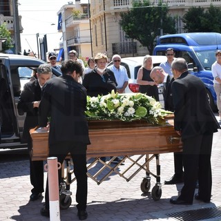 Ospedaletti: piange Dino Pilone, in tanti oggi pomeriggio per l'ultimo saluto al Commercialista e consigliere (Foto)