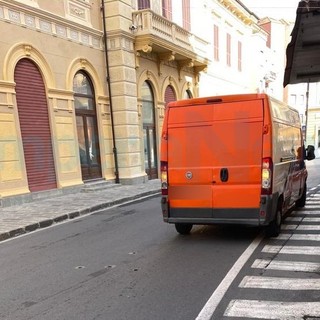 Imperia: furgone senza freno a mano si schianta contro un cartello, per fortuna nessun ferito (Foto)