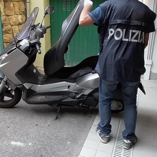 Sanremo: sequestrati dalla Polizia di Stato due scooter rubati, armi abusivamente detenute e una bomba a mano, denunciato un pluripregiudicato