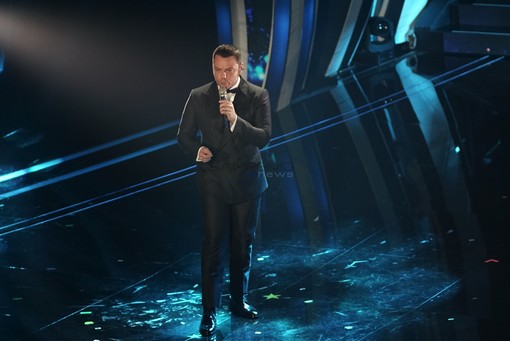 Tiziano Ferro con &quot;Almeno tu nell'universo&quot; a Sanremo: &quot;Per un cantante è un'operazione a cuore aperto&quot;