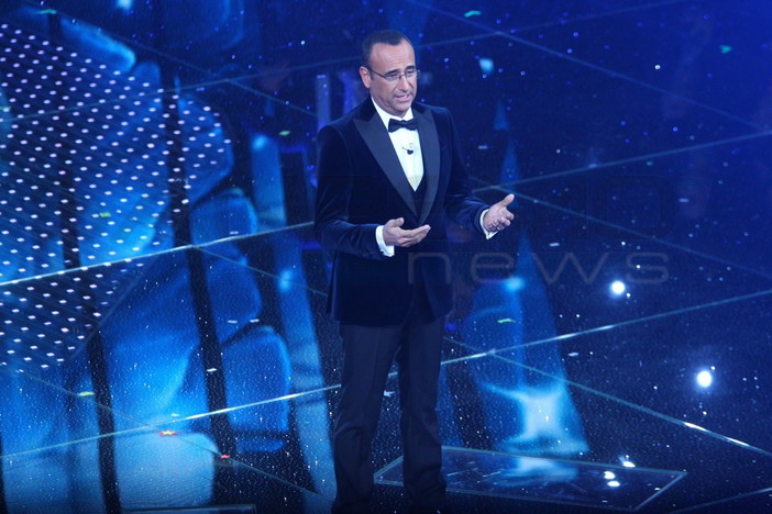 #Sanremo 2016: Conti sul palco dell'Ariston sulle note di Starman, omaggio a Bowie