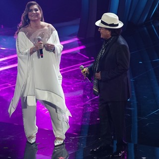 Tutto l'Ariston in piedi canta &quot;Felicità&quot; con Al Bano e Romina: per alcuni minuti si torna agli anni '80 (Foto)