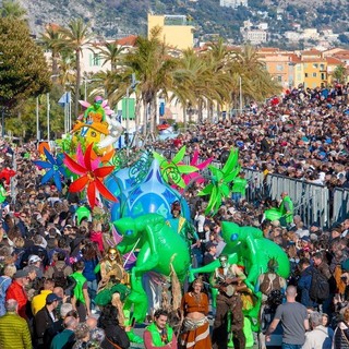 Mentone: ancora un 'mare' di pubblico domenica scorsa per la sfilata della 'Fete du Citron' (Foto)