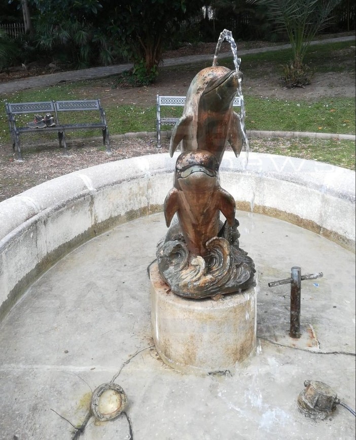 Sanremo: intervento del Comune e fontana di Villa del Sole ripulita, era stata vandalizzata sabato
