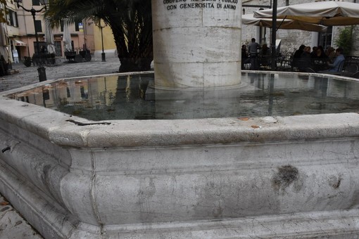 Sanremo: fontana di Siro Carli stracolma d'acqua ed intasata, sarebbe opportuno un intervento (Foto)