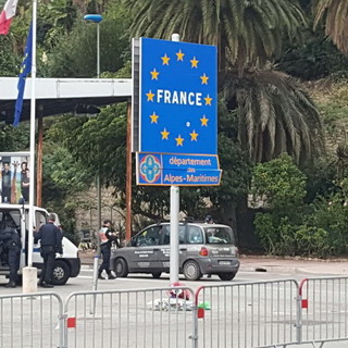 Bordighera: tassista 76enne arrestato al confine con due clienti extracomunitari, ora è in carcere a Nizza