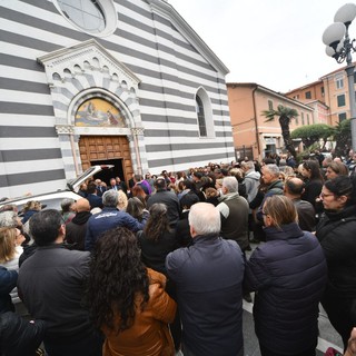 Ventimiglia: centinaia di amici e parenti alla chiesa di Sant'Agostino per l'ultimo saluto a Patrizia La Marca (Foto)
