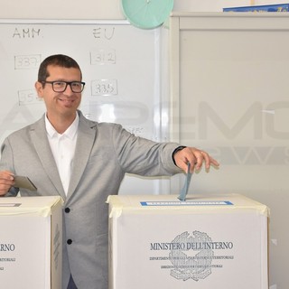 Sanremo: al voto nel seggio numero 24 di via Margotti il candidato a sindaco Fulvio Fellegara (Foto)