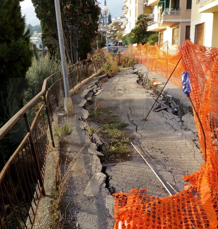 Sanremo: ulteriormente peggiorata la situazione di via Vallarino, la frana ha ceduto ancora (Foto)