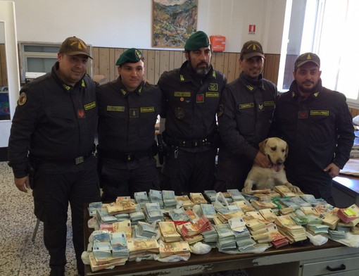 Grazie al fiuto del ‘Cash dog’ la Finanza di Ventimiglia scopre uno spagnolo con 450.000 euro in contanti non dichiarati