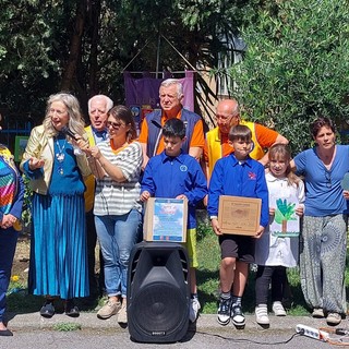 Lo spirito ambientale del Lions Club Ventimiglia: piantumato un mandarino alla Primaria 'Biancheri' (Foto)