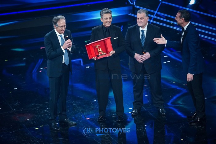 La premiazione sul palco dell'Ariston