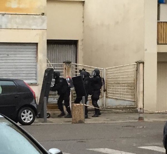 Nizza: folle si barrica in casa e spara, la Polizia francese interviene e lo arresta, sul posto anche il Sindaco