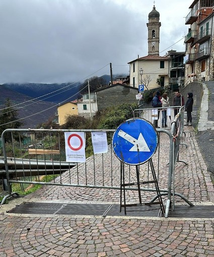 Molini di Triora: il maltempo provoca una frana sulla strada per Andagna, frazione isolata (Foto)