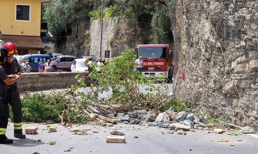 Badalucco: frana parete all'ingresso del paese, ferito uomo in auto &quot;Mi è andata bene...&quot; (Foto e video)