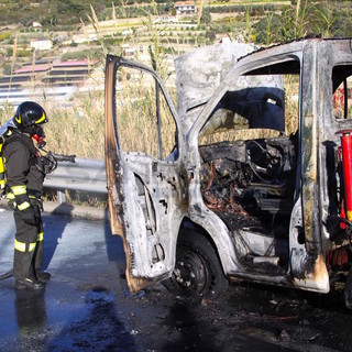 Furgone prende fuoco in corsa sulla superstrada per Taggia, illeso il conducente (foto e video)