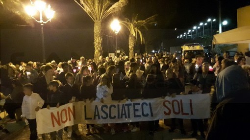 Ventimiglia: alcune centinaia di persone alla fiaccolata per don Luca e per le Suore dell'Orto (Foto)