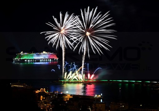 Festival di Sanremo: lo spettacolo dei fuochi piro-musicali incanta residenti e turisti, la Smeralda con il tricolore (Foto)
