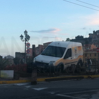 Ventimiglia: finisce con il furgone sopra un'aiuola in largo Torino, illeso il conducente