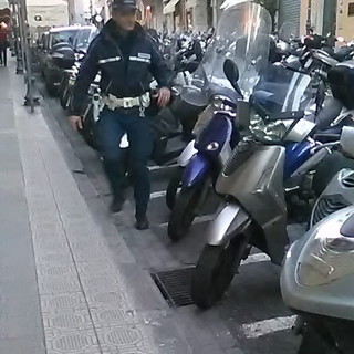 Sanremo: fa 'filotto' con gli scooter parcheggiati in via XX Settembre e fugge via, ma viene rintracciato