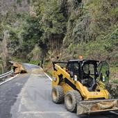 Sanremo: frana sulla strada per San Romolo, iniziati i lavori ma rimarrà chiusa fino a domani sera (Foto)