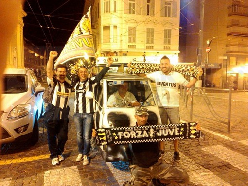 Sanremo: pochi ma.. buoni, alcuni tifosi della Juve non hanno voluto mancare i festeggiamenti per la 'decima'