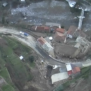 Rezzo: immagini dall'elicottero della Protezione Civile per i geologi che dovranno eseguire i rilievi sulla frana (Video)