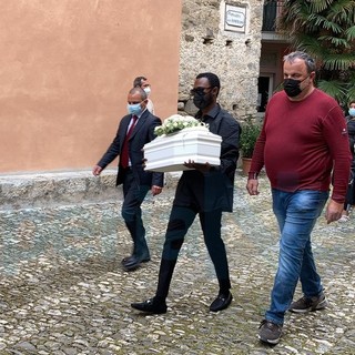 Dolcedo: l'ultimo saluto alla piccola Luna, la comunità si stringe intorno al grande dolore della famiglia (Foto e Video)