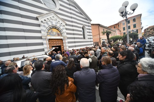 Ventimiglia: centinaia di amici e parenti alla chiesa di Sant'Agostino per l'ultimo saluto a Patrizia La Marca (Foto)