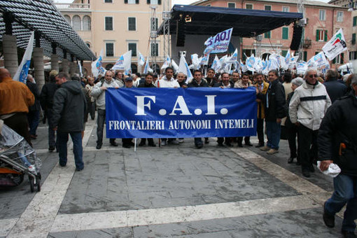 Tagliati i fondi dalla Regione: servizio bus frontaliero a rischio