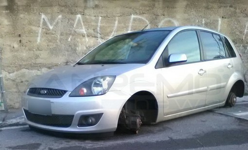 Sanremo: rubate le 4 ruote ad una Ford Fiesta parcheggiata in via Gavagnin, intervento della Municipale (Foto)