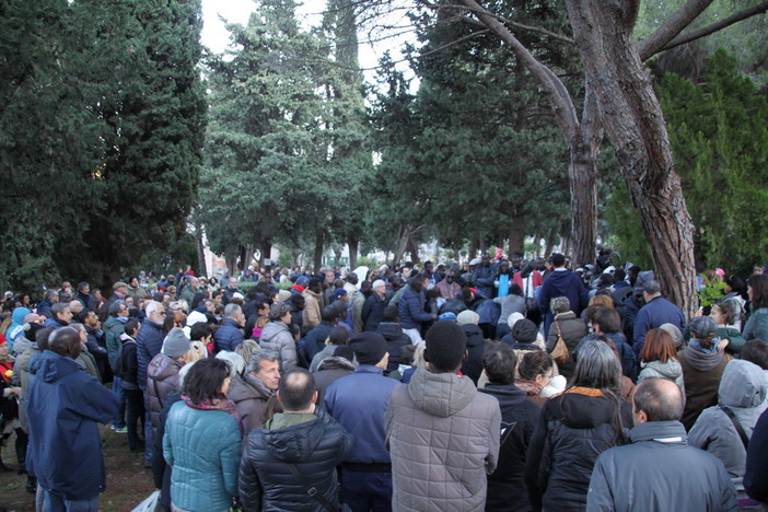 Sanremo: “Grazie per quello che ci hai insegnato”, in valle Armea l'ultimo saluto a Iba Faye, artista e uomo simbolo della città vecchia (Foto)