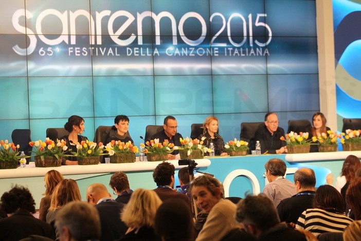 #Sanremo2015: un lettore dopo la conferenza stampa &quot;Ma sui tavoli c'erano i tulipani olandesi?&quot;