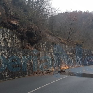 Vessalico: frana sulla Provinciale 453 per Albenga, strada al momento chiusa e intervento in atto