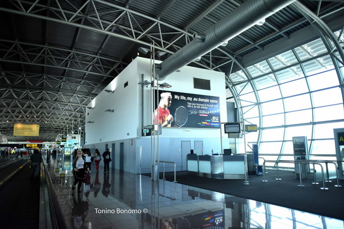 Gigantografia pubblicitaria del tennista di Arma di Taggia Fabio Fognini all'aeroporto di Bruxelles