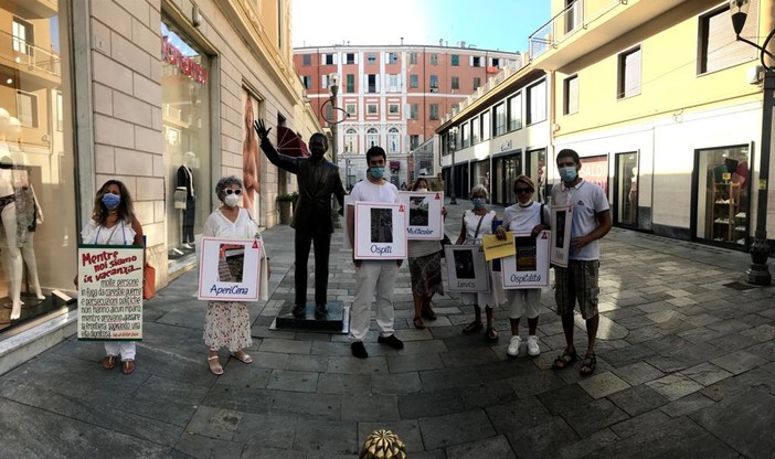 Ieri in centro un 'Flasmob' con mostra itinerante di Rete Sanremo Solidale: &quot;No al Cpr a Ventimiglia&quot;