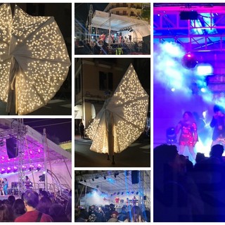 Bordighera: musica, luci e colori e tanta gente in piazza Garibaldi per il Capodanno 2023 (Foto e Video)