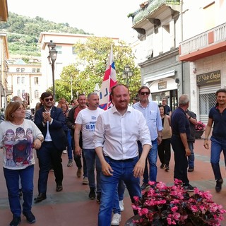 Ventimiglia, un gazebo della coalizione di centrodestra con il sindaco Flavio Di Muro