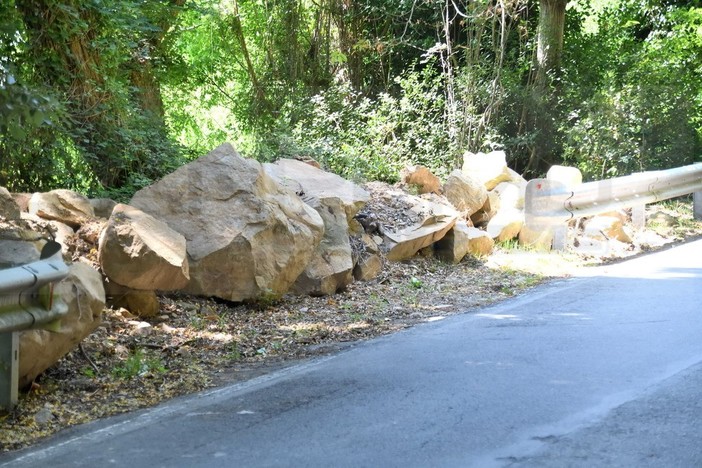 Chiusavecchia: frana sulla Provinciale 31 verso Olivastri, strada chiusa almeno fino a domani