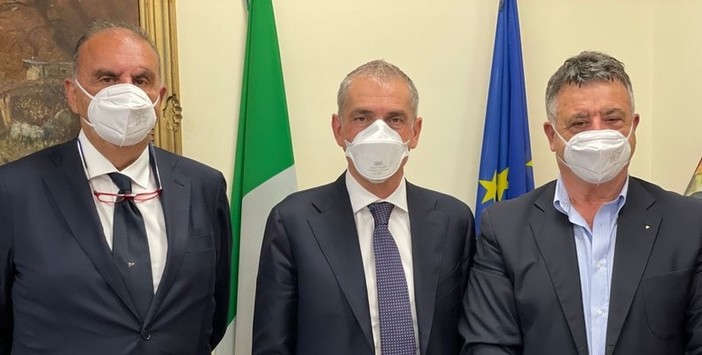 Il presidente Silb Liguria Fasciolo, a sinistra, col sottosegretario Costa e il presidente Silb nazionale Pasca