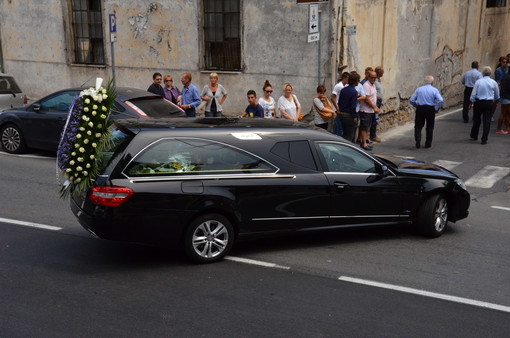 Sanremo: tanta gente e tanti giovani per l'ultimo saluto alla 16enne Denise Cutuli oggi a San Rocco