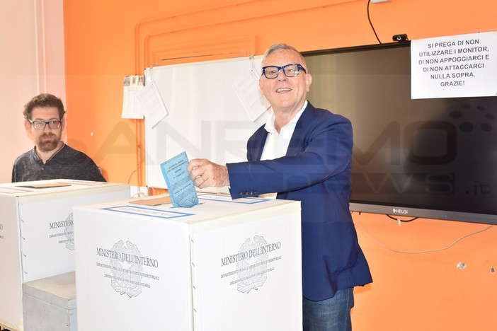 Elezioni Amministrative Sanremo: stamattina alla 'Pascoli' ha votato il candidato a sindaco Gianni Rolando (Foto)