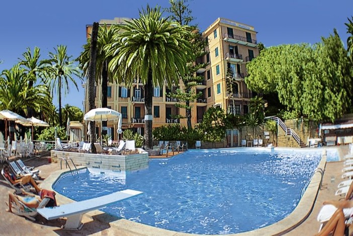 Apre il Londres, ristorante a bordo piscina del Grand Hotel Londra