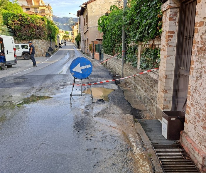 Sanremo: guasto ad una tubazione in via Duca degli Abruzzi, operai al lavoro e stop all'acqua fino alle 12 (Foto)
