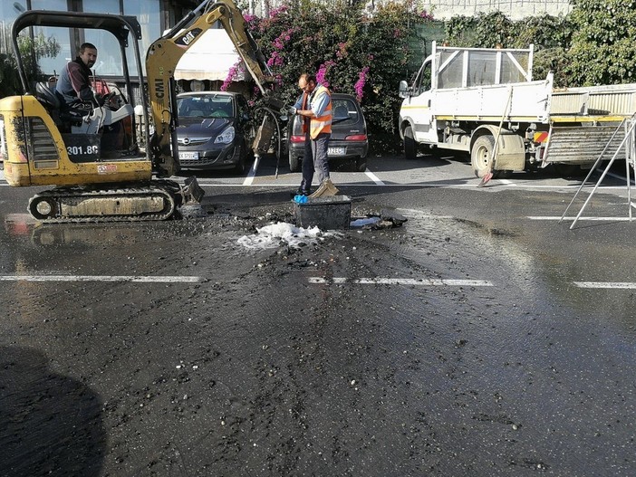 Imperia: esplode una tubazione nella zona di Borgo Prino, geyser alto 3 metri ed operai già al lavoro (Foto e Video)