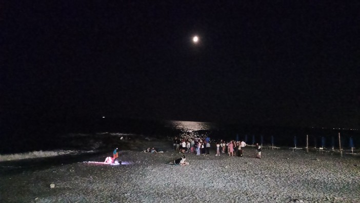 Bordighera, tutti in spiaggia per il Gran Tour del Cielo Stellato (Foto e video)